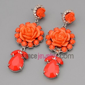 Gorgeous earrings with claw chain decorate shiny rhinestone and 
red resin with flower model

