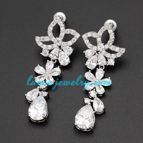 Sweet flower model earrings decorated with cubic zirconia