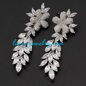 Elegant brass alloy earrings with flower model design