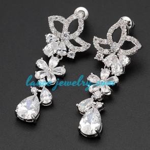 Unique brass alloy earrings decorated with flower of cubic zirconia