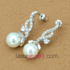Delicate earrings with copper alloy pendant decorated transparent cubic zirconia and pearl