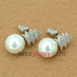Delicate earrings with copper alloy pendant decorated transparent cubic zirconia and pearl