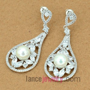 Striking earrings with copper alloy pendant decorated transparent cubic zirconia and pearl