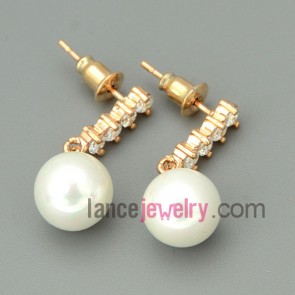 Fashion imitation pearsl decorated drop earrings