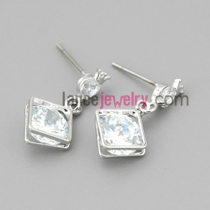 Crown shape top earrings with square pendants