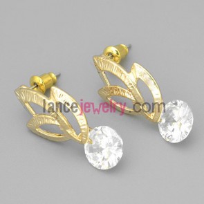 Fashional golden leaf frame with studded earrings