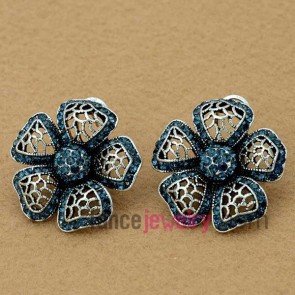 Delicate earrings with big size flower model