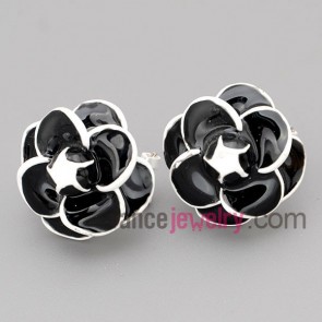 Special stud earrings with zinc alloy with flower model in black and white color