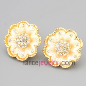 Shiny  stud earrings with zinc alloy decorated many rhinestone and light  yellow shell with cute flower model 