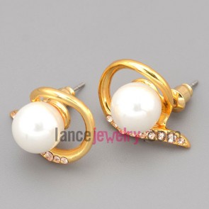 Cute stud earrings with gold zinc alloy decorated shiny rhinestone and big size abs beads 