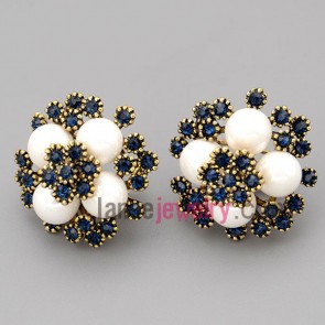 Dazzling stud earrings with gold zinc alloy decorated shiny rhinestone and big size abs beads with cute flower model
