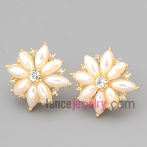 Charming stud earrings with gold zinc alloy with flower model decorated shiny rhinestone and abs beads 