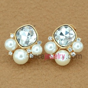 Classical pearl stud earrings with rhinestone decoration