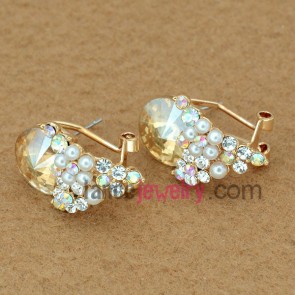 Distinctive crystal & pearl decoration stud earrings