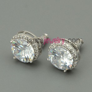 Trendy stud earrings with zirconia