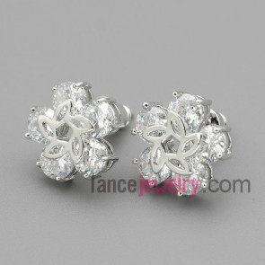 Delicate five round zircons made of flower studded earrings