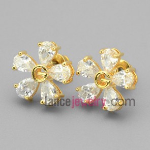 Golden flower with five oval zircons studded earrings