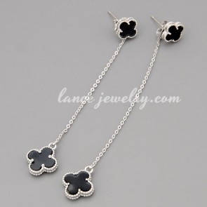 Sweet earrings with black resin in the clover pendant