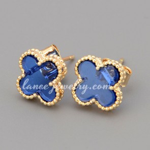 Cute earrings with shiny resin in the small size clover shape