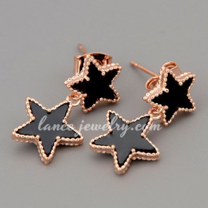 Romantic earrings with black resin in the small size stars shape