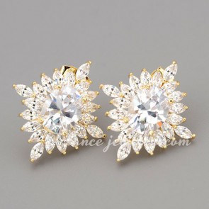 Special earrings with shiny cubic zirconia in the small size flower shape
