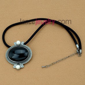 Nice pendant necklace with stone and imitation pearls decorated 