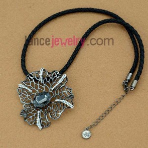 Delicate flower pendant necklace with crystal and rhinestone 