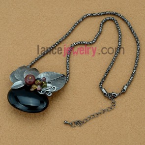 Trendy pendant necklace with black color stone 