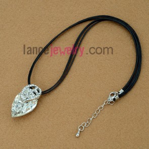 Fashion rhinestone and crystal pendant decorated necklace