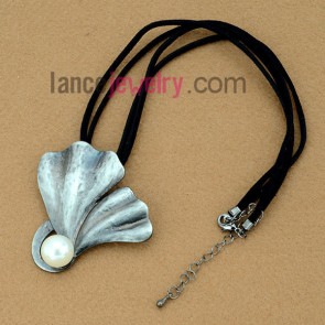 Fashion pendant necklace with imitation pearl decorated
