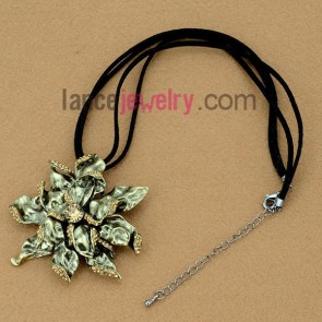 Nice flower shape pendant necklace decorated with rhinestone 