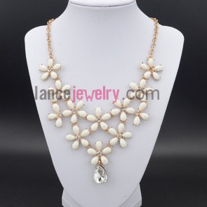 Delicate necklace with flower model pendant