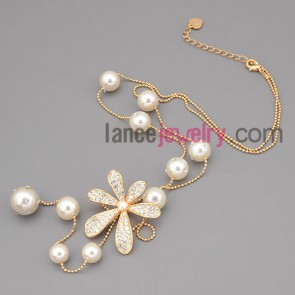 Distinctive rhinestone flower decorated the alloy necklace