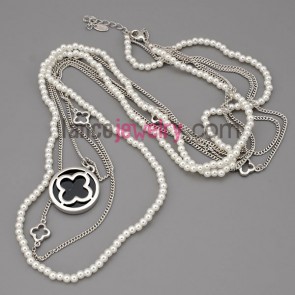 Simple pendant decoration necklace with beads chain design