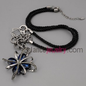 Popular flower pendant necklace decorated with gun black plating