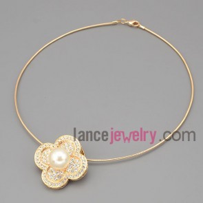 Creative collar necklace with a flower model