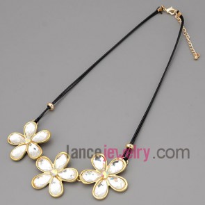 Sweet flower model choker necklace decorated with crystal