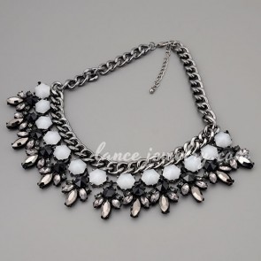 Traditional resin & crystal pendant decorated the zinc alloy necklace