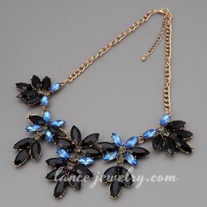 Mysterious flower shape crystal decorated the zinc alloy chain necklace