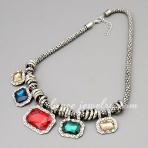 Colorful?crystal decorated the zinc alloy necklace