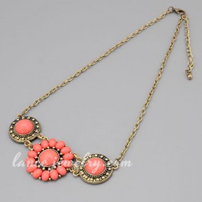 Delicate necklace with red resin flower decoration 