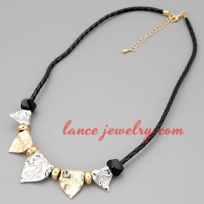 Fashion necklace with black hide rope & zinc alloy pendant 