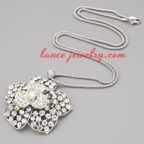 Sweet necklace with metal chain & flower pendant 