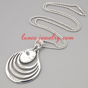 Simple necklace with metal chain & rings pendant 