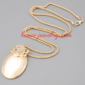 Trendy necklace with metal chain & cat eye pendant 