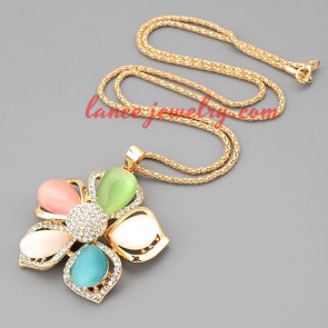 Sweet necklace with metal chain & multicolor flower pendant 