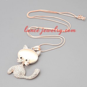 Gorgeous necklace with metal chain & little cat pendant 