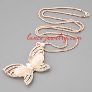 Romantic necklace with metal chain & flying butterfly pendant 