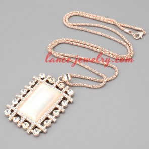 Fashion necklace with metal chain & cat eye pendant 