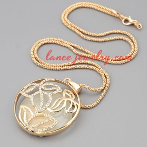 Trendy necklace with metal chain & circle pendant 